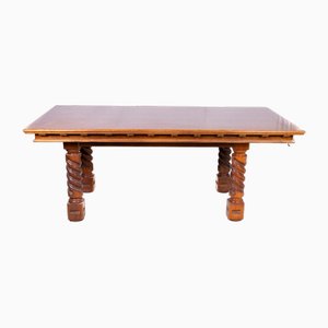 Mesa grande de madera marrón