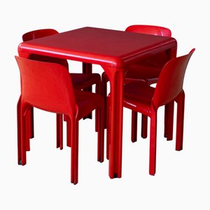 Tavolo Stadium rosso e sedie Selene di Vico Magistretti per Artemide, Italia, anni '70, set di 5