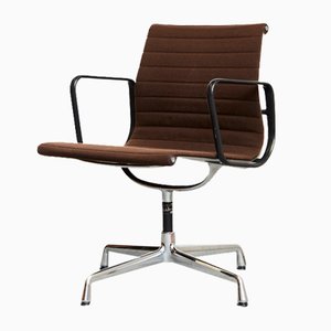 Sedia girevole EA108 di Charles & Ray Eames per Vitra