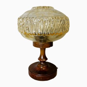 Lámpara de mesa portuguesa Mid-Century pequeña de madera y vidrio ámbar iridiscente, años 60