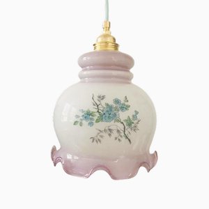 Lámpara colgante vintage de vidrio opalino con flores moradas