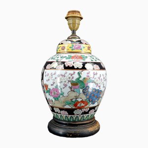 Lámpara china de porcelana decorada con flores y pavos reales, década de 1890