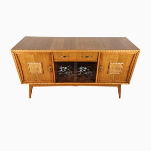 Italienisches Sideboard mit Glasschiebetüren und bearbeiteten Kanten, 1950