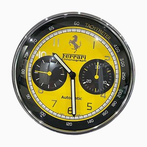 Reloj de pared con esfera amarilla de Ferrari