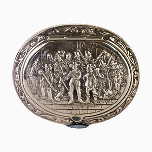 Niederländische Repousse Pillendose aus Silber mit Design nach Rembrandt