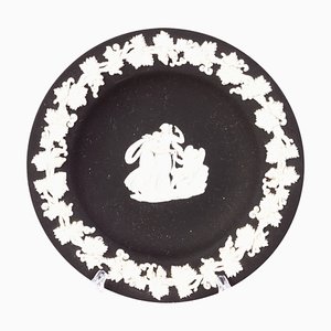 Plato neoclásico con camafeo de jasper en negro de Wedgwood
