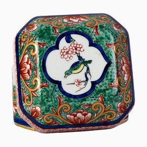 Famille Rose inspirierte Porzellandose mit chinesischem Vogel- und Blütendekor von Vista Alegre