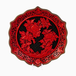 Plato de loto chino lacado de cinabrio tallado