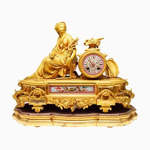 Reloj de repisa francés Revival de metal dorado y porcelana rosa de Sevres