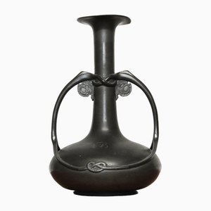 Jarrón Tudric de estaño con dos asas atribuido a Archibald Knox por Liberty and Co, 1905