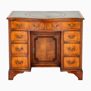 Bureau Georgian Revival Knee Hole en Noyer, 1920s