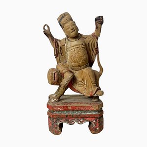 Chinesischer Künstler der Ming Dynastie, geschnitzte Statuette von Guandi, God of War & Foo Dog, 1600er, Holz