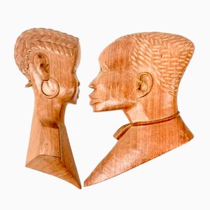 Esculturas colgantes de pared de hombre y mujer africanos vintage de madera tallada. Juego de 2