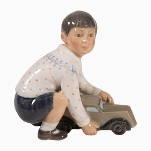 Figura niño modelo 1166 con coche de porcelana de Dahal Jensen, Dinamarca, años 50