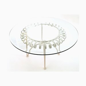 Mesa de centro de metal barnizado en blanco con superficie redonda de vidrio, Italia, años 50