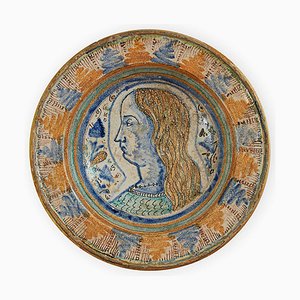 Piatto in maiolica con profilo di ragazzi, XVI secolo