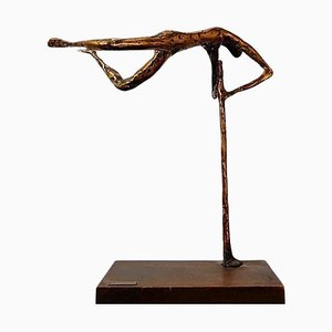 Escultura de hombre acrobático de Pieter Florizoone