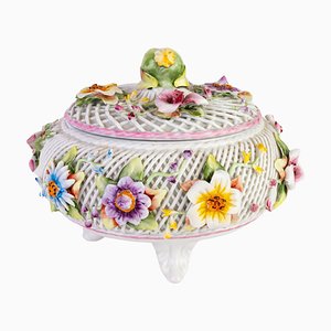 Retikulierte Schale aus feinem Porzellan mit floralem Dekor und Deckel