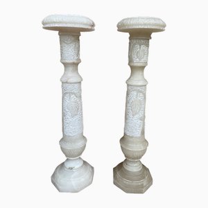 Mesas pedestal Imperio italiano de mármol de Carrara tallado, década de 1890. Juego de 2