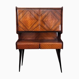 Mueble bar italiano Mid-Century alto de madera de nogal y latón, años 50