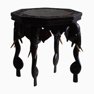 Mesa auxiliar de madera maciza con cuatro patas de cabeza de elefante, angloindio, años 20