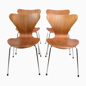 Sette sedie in legno di teak attribuite ad Arne Jacobsen e Fritz Hansen, anni '60