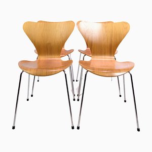Sieben Stühle aus Nussholz, Arne Jacobsen und Fritz Hansen zugeschrieben, 1980er