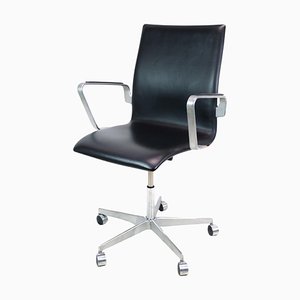 Silla de escritorio modelo 3271W Oxford de cuero negro atribuida a Arne Jacobsen, años 80