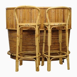 Bar Tiki vintage de bambú con dos taburetes de bar atribuido a J. Burdekin, años 60. Juego de 3