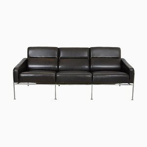 Drei-Sitzer 3303 Sofa aus patiniertem schwarzem Anilinleder von Arne Jacobsen, 1980er