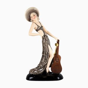 Figura de Dama con sombrero y guitarra atribuida a Stephan Dakon para Goldscheider, Viena, 1934