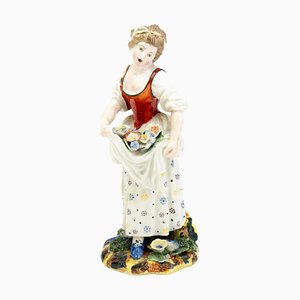 Figure de Dame en Porcelaine Polychrome Collectant des Fleurs