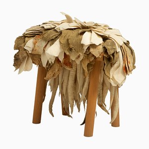 Taburete Florada de lana y madera de Inês Schertel, 2021