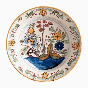 Piatto floreale policromo dell'inizio del XIX secolo di Delftware