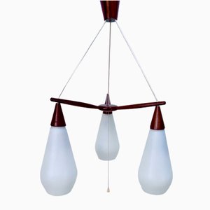 Lámpara colgante danesa de teca y vidrio opalino con tres luces, años 50