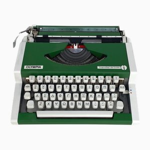 Grüne Vintage Traveller deLuxe Schreibmaschine von Olympia, 1960er