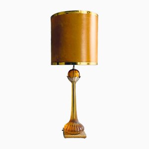 Große Buffet Tischlampe aus bernsteinfarbenem Acrylglas im Regency Stil mit braunem Trommellampenschirm, 1970er