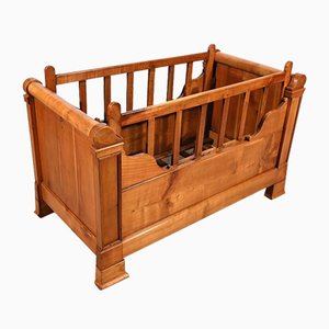 Cama infantil pequeña de cerezo, 1900