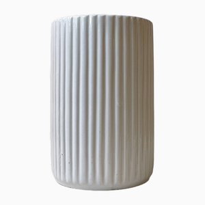 Vaso Art Deco scanalato in ceramica bianca di L. Hjorth, anni '40