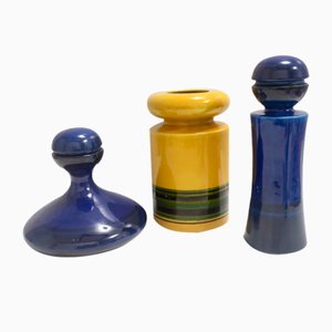 Vaso e bottiglie postmoderne smaltate blu e gialle attribuite a Parravicini, anni '70, set di 3