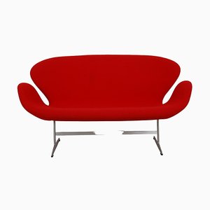 Canapé Swan en Tissu Rouge par Arne Jacobsen