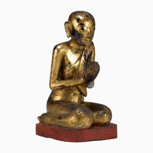 Artista birmano, figura adorante, legno dorato, inizio XIX secolo