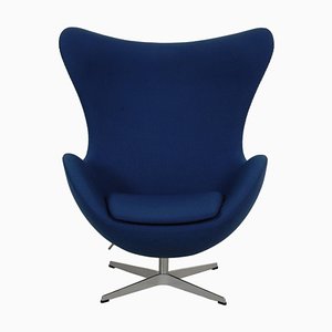 Sedia Egg in tessuto blu di Arne Jacobsen