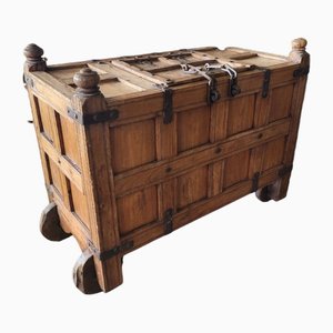 Baúl de madera con ruedas y paneles de principios del siglo XIX