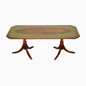 Mesa de centro antigua de caoba marrón y cuero verde con patas de trípode de Bevan Funnell