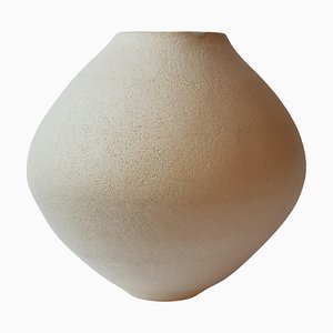 Weiße Sfondyli Vase aus Steingut von Elena Vasilantonaki