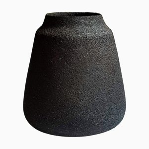 Schwarze Kados Vase aus Steingut von Elena Vasilantonaki