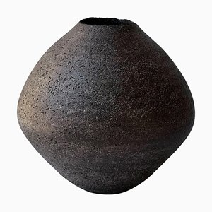 Schwarze Sfondyli Vase aus Steingut von Elena Vasilantonaki