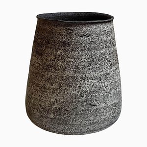 Schwarze Kalathos Vase aus Steingut von Elena Vasilantonaki