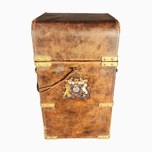 Caja antigua con escudo de armas, siglo XIX